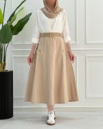 عکس دامن لینن زنانه با کمربند کنفی، جیب‌های کاربردی و دکمه‌های تزئینی، مناسب برای استایل‌های روزمره و نیمه‌رسمی.