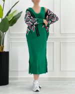 ست ژاکت و سارافون بافت دخترانه و زنانه با یقه هفتی، طراحی نرم و لطیف، مناسب برای مهمانی‌ها و دورهمی‌ها.