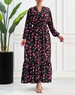 تصویری از یک پیراهن گل‌گلی دخترانه و زنانه با یقه هفتی چپ و راستی، کمربند هم‌رنگ لباس و آستین‌های کش‌دار، مناسب استایل تابستانی و مهمانی‌های دوستانه.