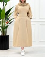 پیراهن کمر پهن زنانه و دخترانه با پارچه لینن نچرال، یقه مردانه، آستین چاک‌دار، کمربند، دو جیب مورب، مناسب سایزهای ۳۸ تا ۴۷ در شش رنگ متنوع.