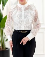شومیز دخترانه و زنانه لیما با پارچه گیپور، تاپ جداگانه آسترکش، یقه ایستاده و چین‌های جلوی لباس، مناسب مهمانی‌ها و دورهمی‌ها.