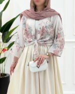 شومیز ستین زنانه و دخترانه با پارچه خنک و باکیفیت، مدل یقه مردانه، جیب جلویی و طراحی گره‌ای و هلالی، مناسب سایز ۳۸ تا ۴۶.