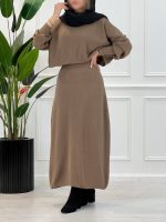 ست کراپ سارافون مدیسا زنانه با جنس بافت گرم، طراحی کراپ یقه گرد و سارافون بلند یقه خشتی در رنگ‌بندی متنوع، مناسب پاییز و زمستان.