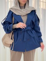 بارانی کوتاه دخترانه و زنانه با طراحی یقه انگلیسی، سگک مچ‌دار، کمربند و رنگ‌بندی متنوع مناسب استایل پاییزی و زمستانی