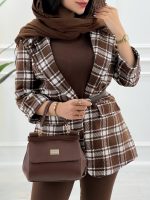 کت تک دکمه چهارخونه زنانه با پارچه پشمی باکیفیت، یقه انگلیسی، آستین پاکتی و دو جیب کاربردی، مناسب فصل پاییز و زمستان.