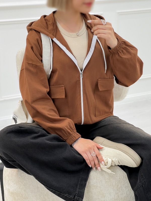 Picsart_25-10-27_21-32-57-810 بامبر یسنا دخترانه و زنانه از جنس کتان باکیفیت با کلاه و بند تنظیمی، زیپدار، جیبدار، مچ و پایین کشدار، مناسب استایل روزمره در ۷ رنگ متنوع.