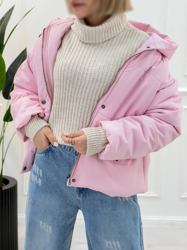 Picsart_25-10-29_18-03-25-728 کاپشن آیلار زنانه و دخترانه با زیپ و دکمه کاربردی، آستردار، دارای کلاه متصل و دو جیب، در رنگهای متنوع و مناسب استایل زمستانی.