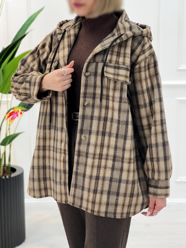 Picsart_25-10-30_22-31-06-669 شکت دخترانه و زنانه آریانا چهارخونه با کلاه و بند قابل تنظیم، دارای دکمه و جیب تزیینی، مناسب استایل پاییزی و فریسایز برای سایزهای ۳۸ تا ۴۶