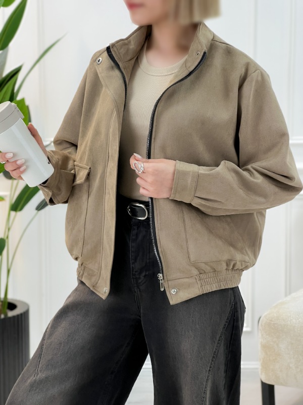 Picsart_25-11-01_21-17-43-534 بامبر دخترانه و زنانه یقه ایستاده با زیپ و دکمه جلو، دارای جیبهای کاربردی و آستین پیلهدار، مناسب فصول سرد و قابل ست با شلوارهای بگ و اسکینی.