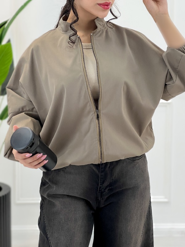 Picsart_25-11-04_16-34-14-818 بامبر نازی زنانه با یقه ایستاده و سرشانه افتاده در پنج رنگ متنوع، مناسب فصول سرد و استایل اسپرت دخترانه