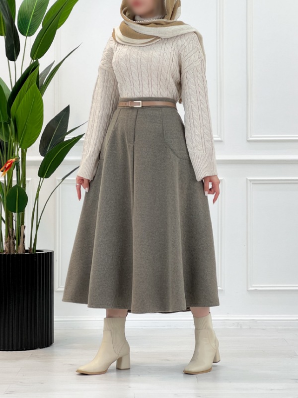 Picsart_25-11-05_15-44-25-561 تصویر دامن آنلی زنانه و دخترانه از جنس فوتر باکیفیت، دارای کمر کشی، دو جیب مورب و رنگهای متنوع مناسب فصول سرد سال.