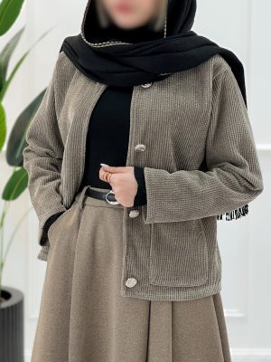 کت سوین زنانه و دخترانه، جنس لمروز باکیفیت، دارای آستر، دکمه تزیینی و دو جیب، فری سایز و در چهار رنگ متنوع