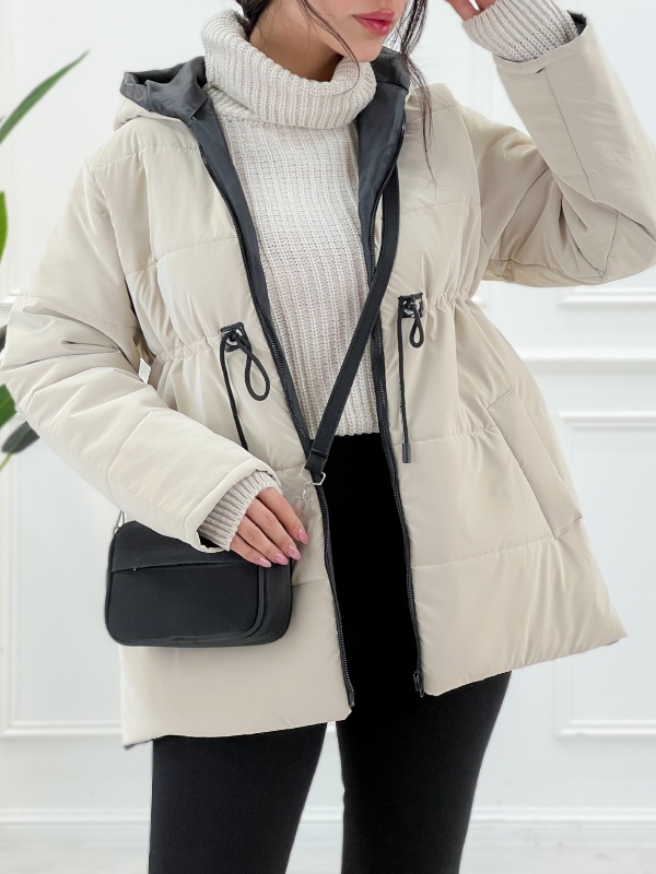 Picsart_25-11-06_20-35-34-921 کاپشن کمرکش زنانه سیلیکونی با طراحی شیک و کلاهدار، مناسب پاییز و زمستان، در رنگهای متنوع و قابل تنظیم در ناحیه کمر