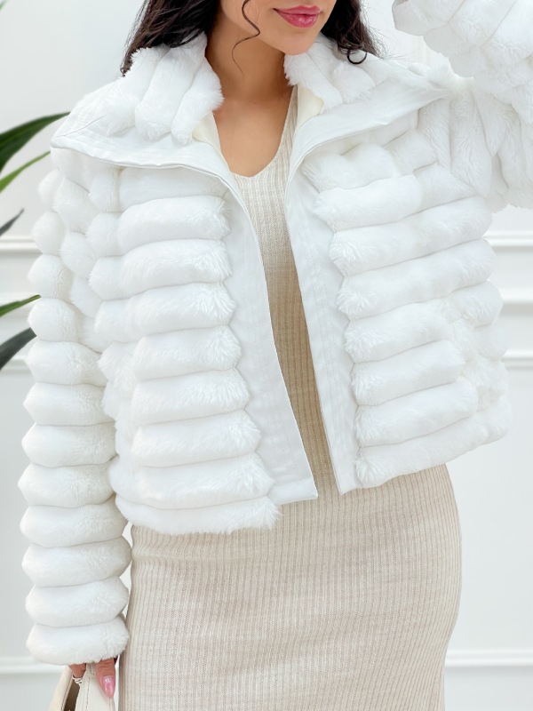 Picsart_25-11-19_06-02-41-314 کراپ کت دخترانه و زنانه با جنس پوست وارداتی، طراحی چرم در دور یقه، دو جیب مورب و قد ۵۵ سانتیمتر، مناسب استایلهای روزمره و شیک