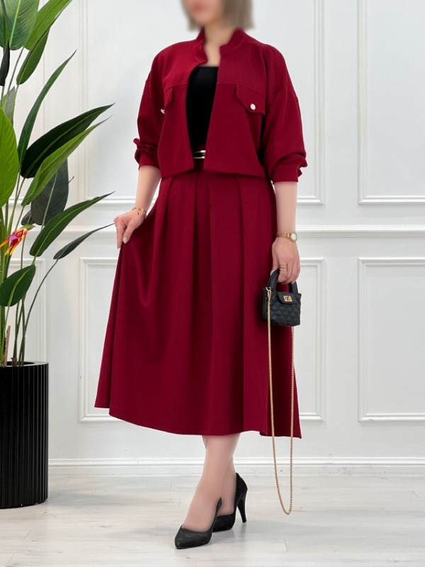 Picsart_25-12-08_17-10-16-003 ست کت و دامن یلدا با رنگ اناری، کت یقه ایستاده با جیب تزیینی و دامن پیلهدار با کمر کشی؛ مناسب جشنها و مراسم رسمی