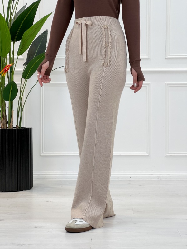 Picsart_25-12-09_16-55-59-657 شلوار طناز دخترانه و زنانه با جنس ریزبافت، کمر کشی، بند تنظیم، زاپ جلو و سه دکمه تزئینی در ۶ رنگ متنوع مناسب فصول سرد